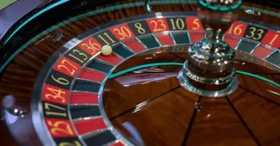 paris slot88 mobile app displaying live badminton match with odds and chat